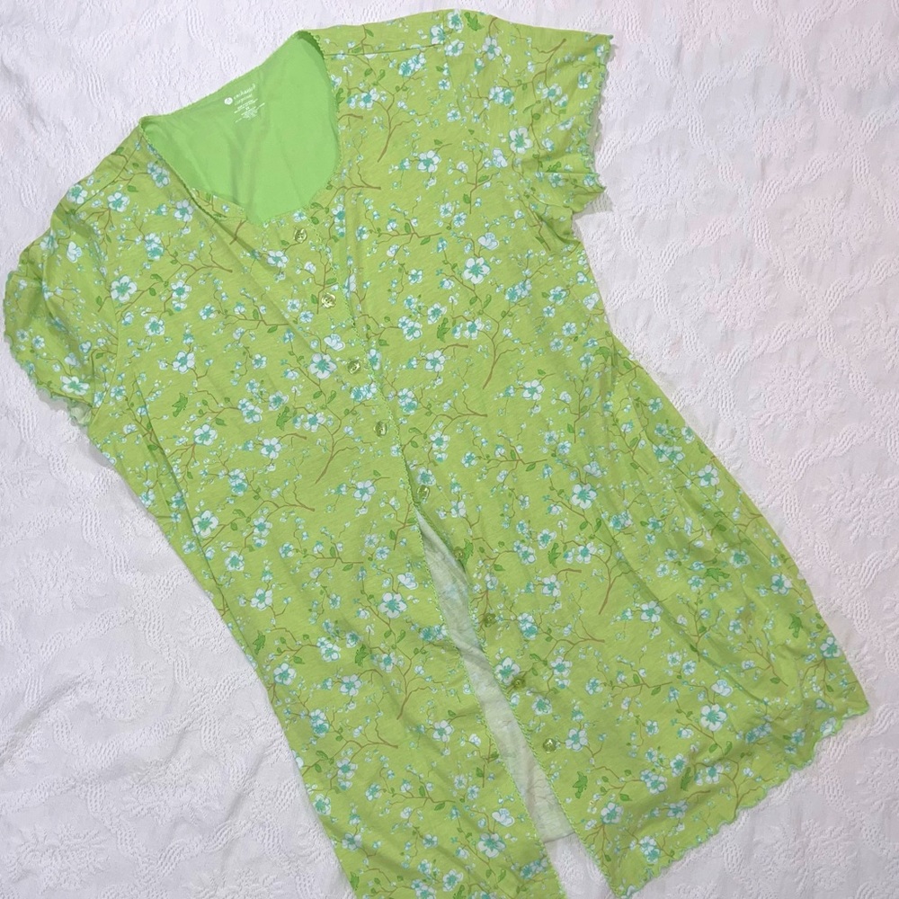 NWOT-Button front night shirt